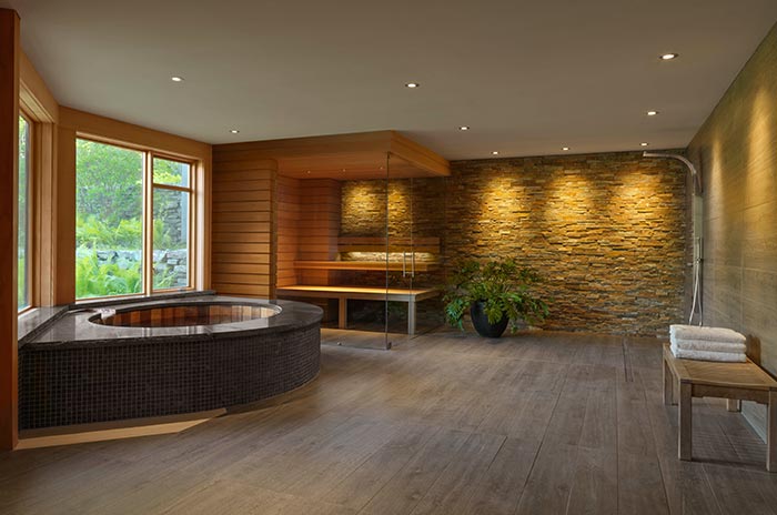 large spa room with tub